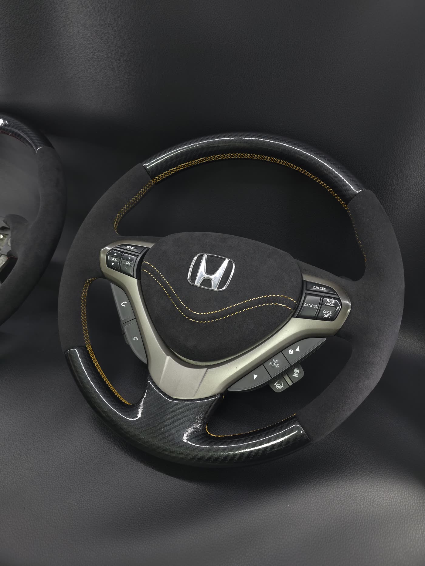Honda — карбон, алькантара, жёлтая строчка — мастерская Зиборова